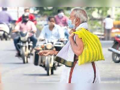 కరోనా కాలం: పూజారి భిక్షాటన.. కంటతడి పెట్టిస్తున్న దృశ్యం