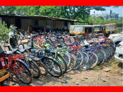 मुंबईः जमापूंजी से साइकलें खरीद निकल पड़े, 57 मजदूरों के खिलाफ FIR, साइकलें भी जब्त