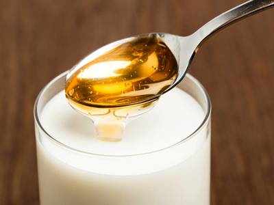 Milk And Honey Benefits : रात में पिएं दूध और शहद, इन बीमारियों से रहेंगे दूर