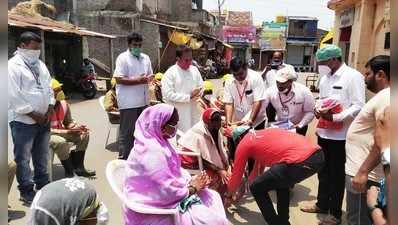 ಶಿರಭಾಗಿ ಪೌರ ಕಾರ್ಮಿಕರಿಗೆ ನಮಸ್ಕರಿಸಿದ ತಹಸೀಲ್ದಾರ್‌