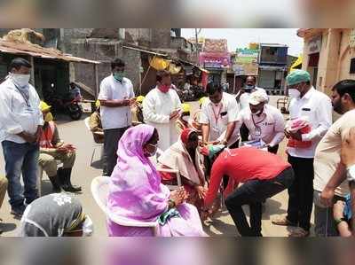 ಶಿರಭಾಗಿ ಪೌರ ಕಾರ್ಮಿಕರಿಗೆ ನಮಸ್ಕರಿಸಿದ ತಹಸೀಲ್ದಾರ್‌