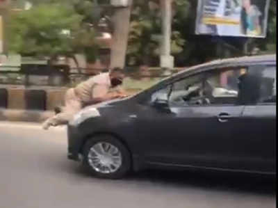 पुलिस ने रोका तो चढ़ा दी कार, पुलिसकर्मी को बोनट पर लाद दौड़ाता रहा गाड़ी