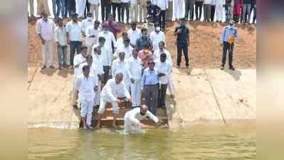 కాల్వలోకి దూకి ఈత కొట్టిన ఎంపీ, ఎమ్మెల్యే.. నెట్టిన మంత్రి హరీశ్