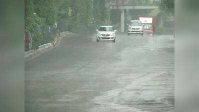 दिल्ली-NCR में मौसम ने ली करवट, तेज हवाओं के साथ बारिश