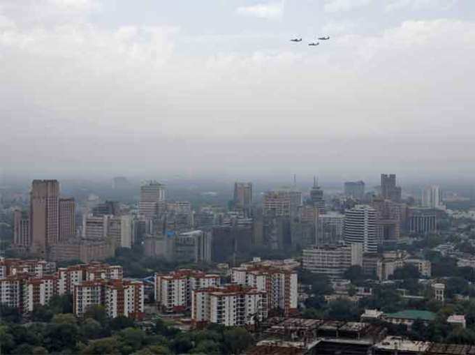 दिल्ली के आसमान में बादलों को चीरते विमान