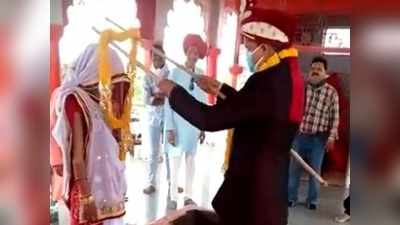 MP में अद्भुत शादी, दूल्हा-दुल्हन ने लकड़ी के सहारे पहनाई एक-दूसरे को वरमाला