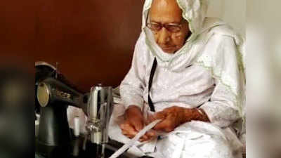 कांपते हाथों से रोजाना जरूरतमंद लोगों के लिए मास्क सिलती है 98 वर्षीय गुरदेव कौर