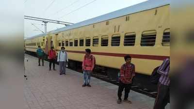 8 राज्यों में फंसे हैं MP के मजदूर, लाने की कवायद तेज, शिवराज ने केंद्र से मांगी 31 ट्रेनें