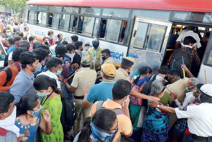 ಸಾಮಾಜಿಕ ಅಂತರವಿಲ್ಲ, ಊರೇ ಎಲ್ಲ!