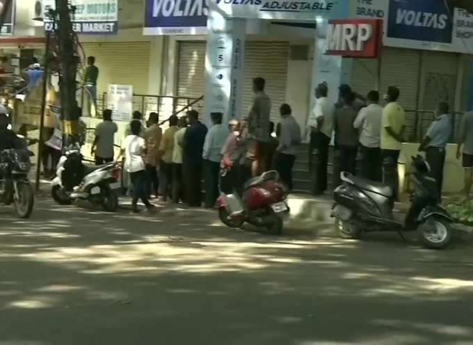 बेंगलुरु में शराब की दुकानों पर भीड़