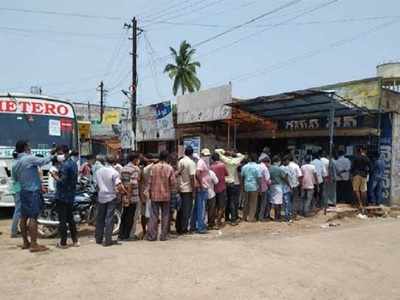 తమిళ తంబీల రచ్చ.. లిక్కర్ కోసం భారీగా ఆంధ్రా గ్రామాలకు..