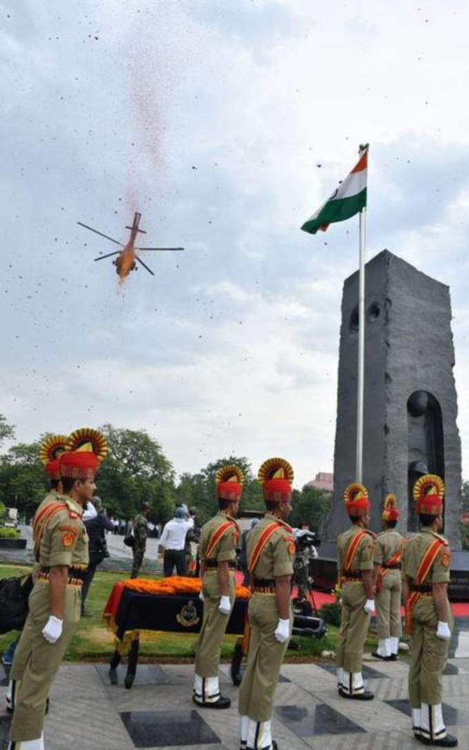 সেনার কুর্নিশ করোনাযোদ্ধাদের!