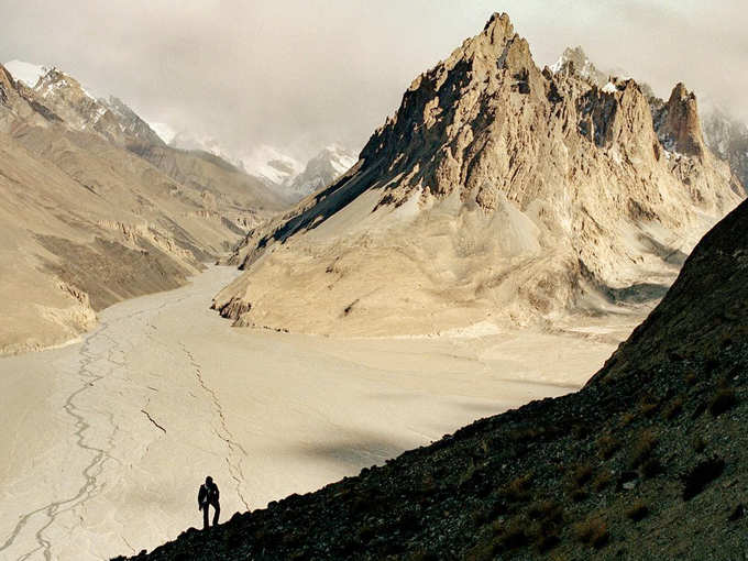 बीच से होकर गुजरती है शक्सगाम नदी