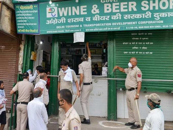 भारी भीड़ के बाद पुलिस ने बंद कराई दुकानें