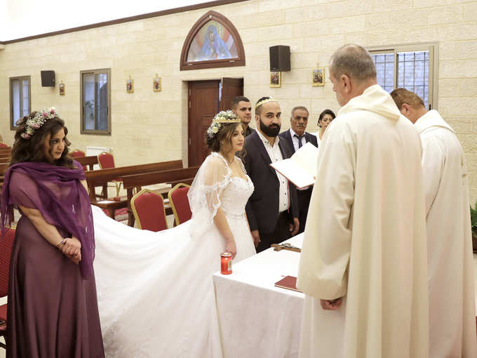 वेटिकन के बजाए गांव में करनी पड़ी शादी
