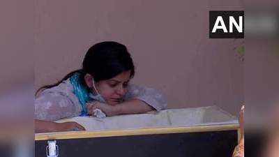 एकटक देखती रहीं... रुला रहीं शहीद मेजर अनुज को विदाई दे रही पत्नी की यह तस्वीर
