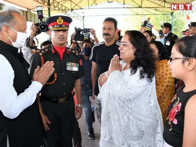 कश्मीर में शहीद हुए कर्नल आशुतोष की पत्नी की तस्वीरें वायरल