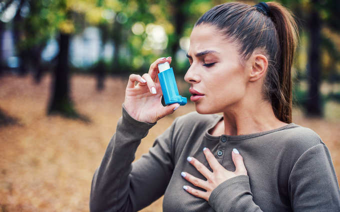 woman treating asthma