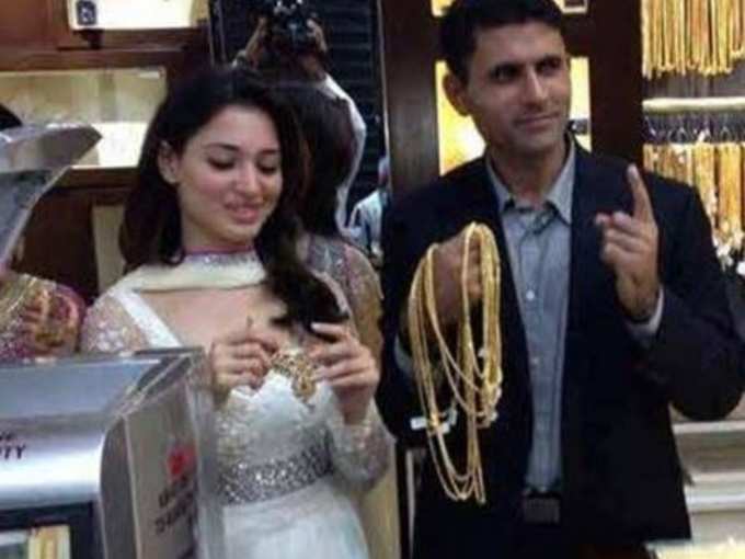 Tamanna with pakistan cricketer