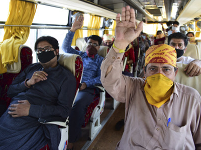भारत में फंसे करीब 200 पाक नागरिक वाघा सीमा के  रास्ते स्वदेश लौटे
