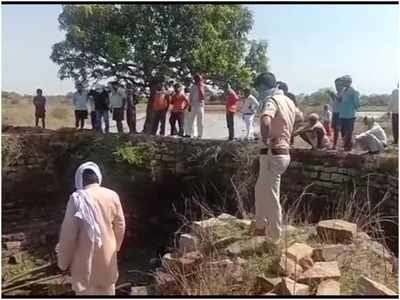 ससुराल वालों की प्रताड़ना से परेशान महिला ने लगा दी कुएं में छलांग, तीन दुधमुंही बच्चियों की मौत