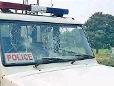 गोरखपुरः वायरल वीडियो की जांच करने पहुंचीं जॉइंट मैजिस्ट्रेट और पुलिस टीम पर पथराव, एक गिरफ्तार