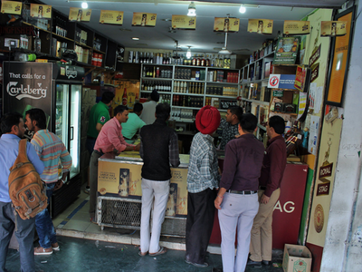 दिल्ली हाईकोर्ट में याचिका दाखिल, शराब की दुकानें बंद करने की मांग