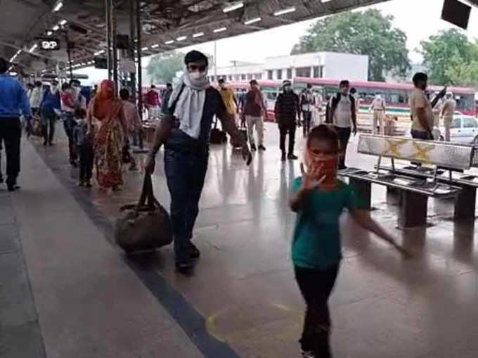 महाराष्ट्र सरकार ने रेलवे से सफाई मांगी, कर्नाटक में ट्रेन रद्द