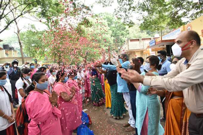 ಕೊರೊನಾ ವಾರಿಯರ್ಸ್‌ಗೆ ಹೂವಿನ ಮಳೆ