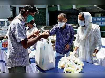 ত্রাণ বিলিতে হাত লাগালেন বিচারক