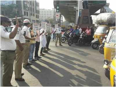 హైదరాబాద్ ట్రాఫిక్ పోలీసులపై దుర్భాషలు.. బ్యాంక్ ఉద్యోగినిపై కేసు