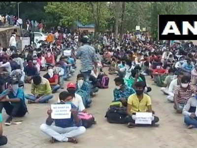 मेंगलुरु: रेलवे स्टेशन पर उमड़े सैकड़ों प्रवासी मजदूर, घर वापस भेजने की मांग