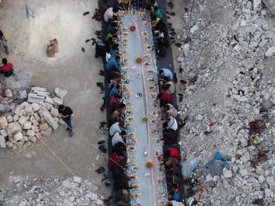 सीरिया से आई हिम्मत की तस्वीर, तबाही के मंजर के बीच रमजान इफ्तारी