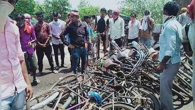 সাইকেলে আপত্তি, বাংলা থেকে ফেরা ৩০০ গরিব শ্রমিকের সম্বল আটকে দিল ঝাড়খণ্ড!