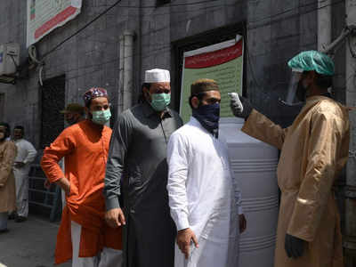 पाकिस्तान: बढ़ते Coronavirus मामलों के बीच आर्थिक संकट, दी गई लॉकडाउन में छूट