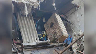 मुंबई: कांदिवली में अचानक गिरा जर्जर मकान, 12 लोग बचाए गए, रेस्क्यू जारी