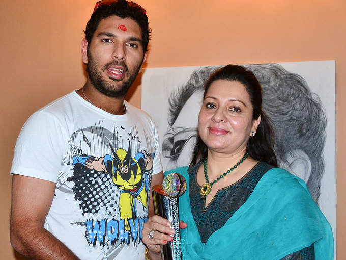 युवराज सिंह मां शबनम सिंह के साथ