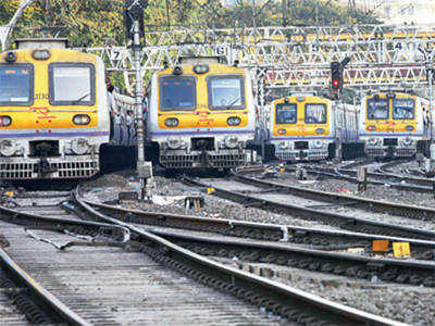 मुंबई: लॉकडाउन में नहीं चलीं लोकल ट्रेनें, पंछियों ने तारों पर बनाए आशियाने