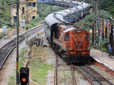 Lockdown: पूर्वी तटीय रेलवे ने लोगों से रेल की पटरियों पर न चलने की अपील