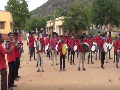 பசி, பட்டினியுடன் பரிதவிக்கும் பேண்ட் செட் இசைக்குழுவினர்!