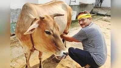 लॉकडाउन: बिहार DGP का नया लुक, गाय का दूध दुहते हुए नजर आए गुप्तेश्वर पांडेय