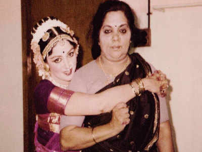 Mothers Day: हेमा मालिनी ने मां को किया याद, तस्वीर शेयर कर लिखी यह बात