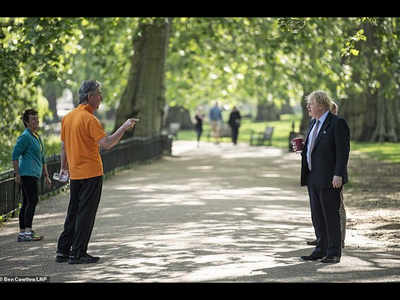 Britain के पार्क में टहलते PM Boris Johnson की इस तस्वीर ने जीते दिल