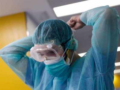 मरीज की जान बचाने के लिए डॉक्टर ने खुद लिया खतरा मोल, उतारी PPE