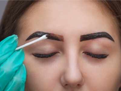 Eyebrow Hacks: जवानी में भी सफेद हो रही हैं आईब्रो, तो घर बैठे ऐसे करें डाई