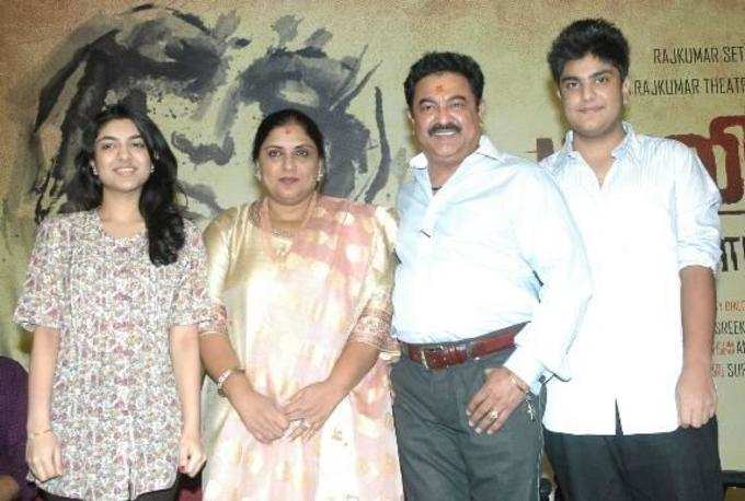 Sripriya Family Pic