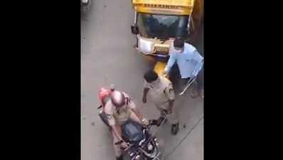 हैदराबाद: लॉकडाउन के बीच ऑटो-ट्रॉली ड्राइवर से रिश्वत लेते धरे गए दो पुलिसकर्मी, सस्पेंड