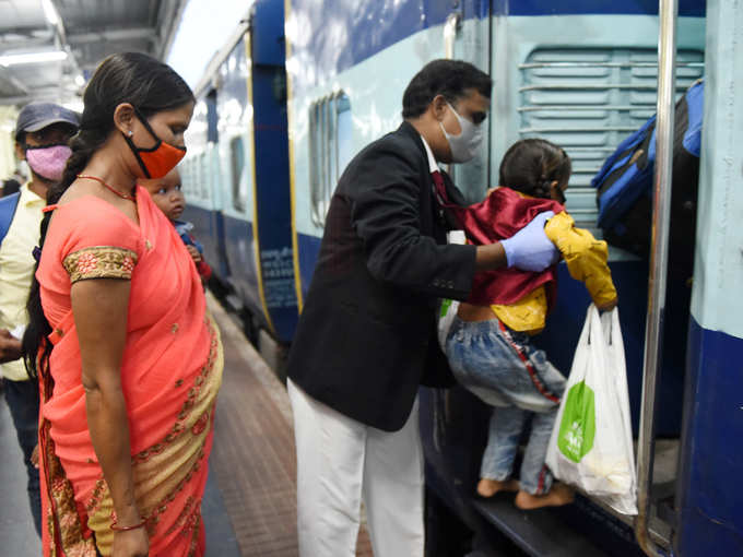 बच्चे को ट्रेन पर चढ़ाता रेलवे कर्मचारी