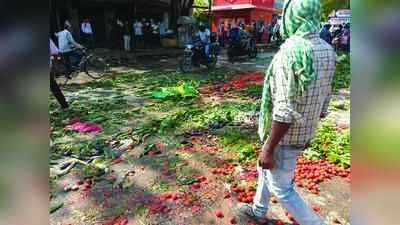 बार बार बदला जा रहा था मंडियों के खुलने का समय, किसानों ने सड़क पर फेंक दी सारी सब्जियां