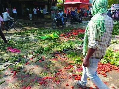बार बार बदला जा रहा था मंडियों के खुलने का समय, किसानों ने सड़क पर फेंक दी सारी सब्जियां